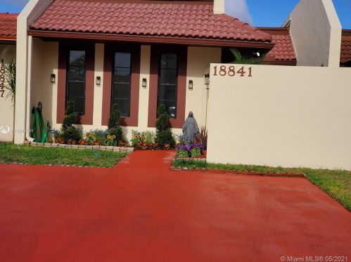 18841 65th Ct, Hialeah, FL 33015-4717