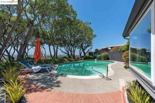 2564 Charleston St, Oakland, CA 94602-2551