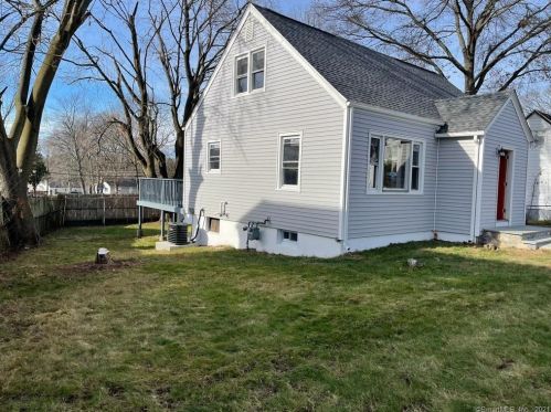 35 Lansing St, Bridgeport, CT 06606-2911
