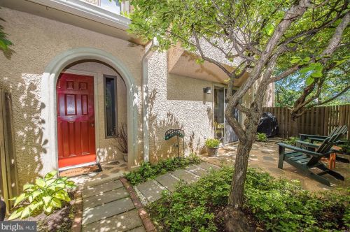 1 Greythorne Woods Cir, Wayne, PA 19087-4758