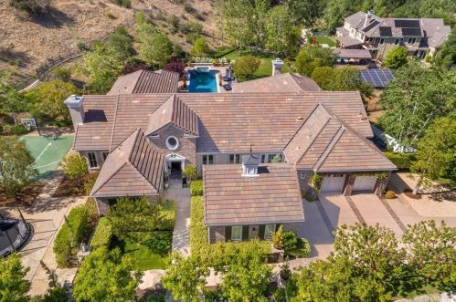 2085 Shadow Creek Dr, Calabasas, CA 91301-6239