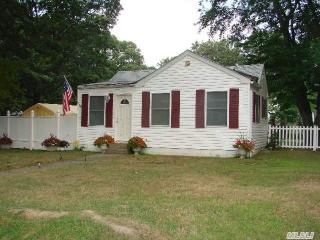 55 Newton Blvd, Hauppauge NY  11779-2732 exterior