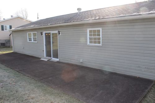 1 Nancy Dr, Jeannette PA  15644-1040 exterior