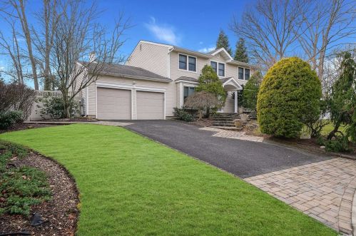 10 Millbrook Ct, Huntington Station, NY 11746-7900