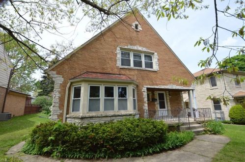 3751 Austin St, Milwaukee, WI 53207-3910