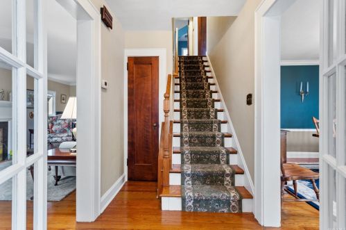 350 Raymond St, Rockville Centre, NY 11570-2733