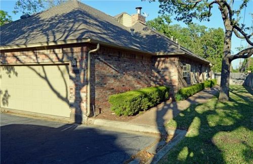 1204 Woodland Park Dr, Hurst, TX 76053-3882
