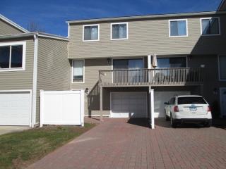 381 Walden Green Rd, Branford CT  06405-5855 exterior