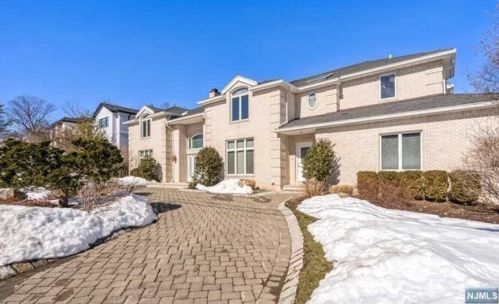 32 Laurie Dr, Englewood, NJ 07632-2222