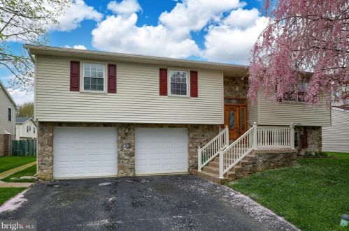 2860 Southwick Dr, Lancaster, PA 17601-3549