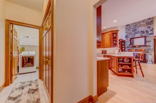 223 Castlewood Dr, Kensington CT  06037-2951 exterior