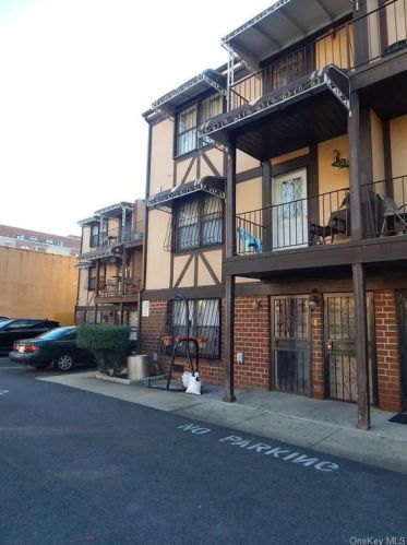 825 161st St, Bronx, NY 10459-3952