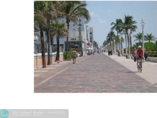 1401 12th Ct, Hollywood FL  33019-3258 exterior