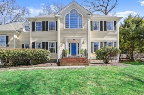 3 Tuckahoe Rd, Bridgeport, CT 06611-2100