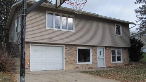 506 Hillcrest Dr, Decorah, IA 52101-2510