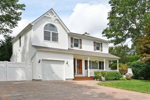 130 12th Ave, Holtsville, NY 11742-2316