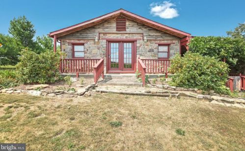 210 Kennedy Dr, Hanover, PA 17331-9664