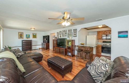 43 Elmhurst St, Elmwood Park NJ  07407-1320 exterior