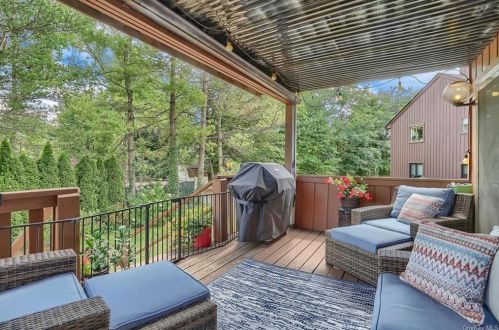 451 Panorama Dr, Mohegan Lake NY  10547-1204 exterior