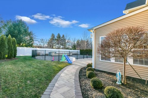 19 Pinehurst Dr, Mount Sinai NY  11766-3421 exterior