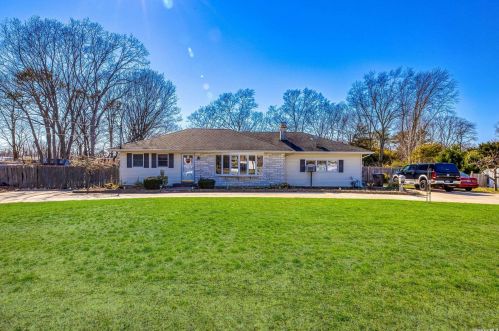 1374 Saxon Ave, Bayshore, NY 11706-4744