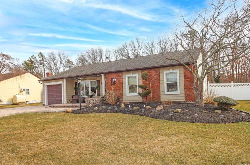 78 Live Oak Dr, Holbrook, NY 11741-2814