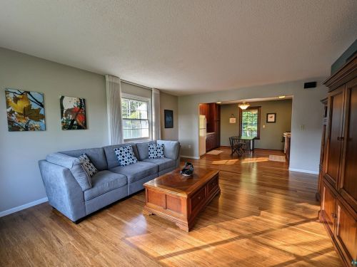 36 Nelson Dr, Silver Bay, MN 55614-1110