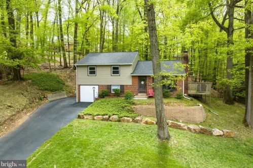576 Forest Rd, Wayne, PA 19087-2322