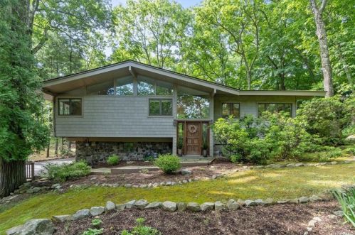 49 Spice Bush Ln, Tuxedo Park, NY 10987-3519
