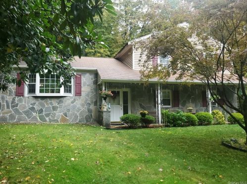 32 Nursery Rd, Tuxedo Park, NY 10987-4450