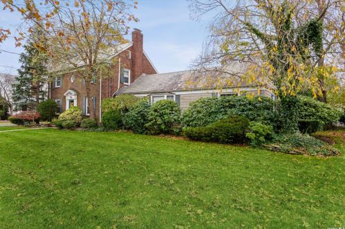 372 Raymond St, Rockville Centre, NY 11570-2736