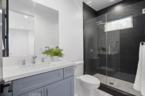 3213 Pine Ave, Manhattan Beach CA  90266-3615 exterior