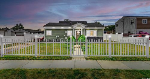 427 Albany Ave, Amityville, NY 11701-2514