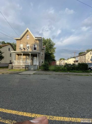 66 Main St, Paterson NJ  07522-1024 exterior