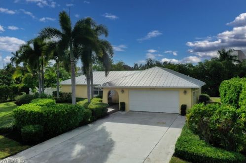 27256 Belle Rio Dr, Bonita Springs, FL 34135-4429