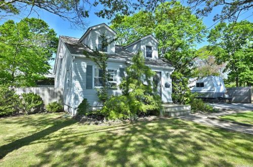 425 Centre Ave, North Lindenhurst, NY 11757-3916