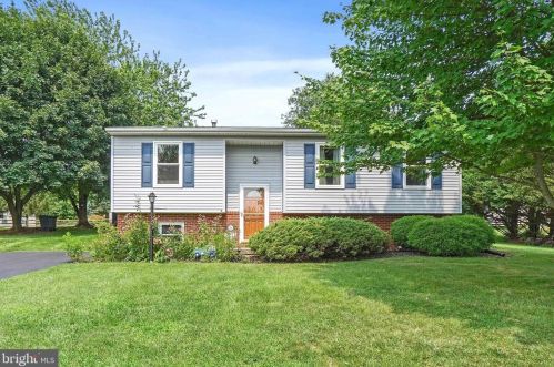 324 Pine Valley Dr, Cross Roads, PA 17322-9217