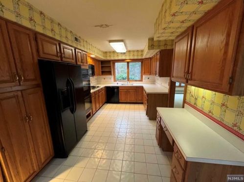 61 Bentley Dr, Franklin Lakes NJ  07417-1942 exterior