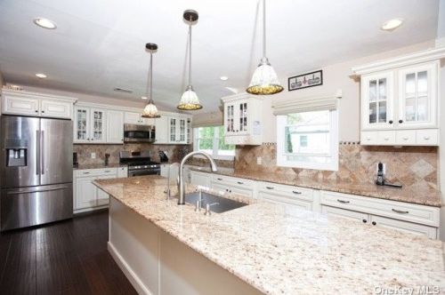 11 3rd St, Holbrook, NY 11741-1407