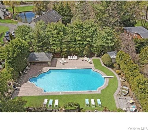 5 Amanda Ct, White Plains NY  10607-2418 exterior