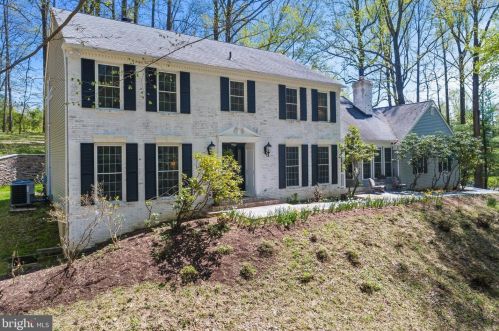 8 Hickory Ln, Chadds Ford, PA 19317-9715