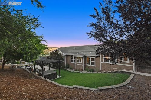 8765 Wild Iris Dr, Gilroy CA  95020-7935 exterior