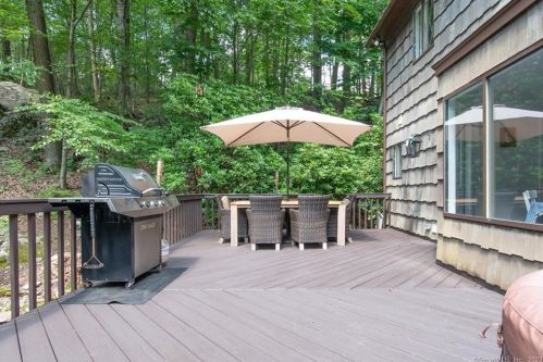 29 Carriage House Dr, Danbury CT  06810-8206 exterior