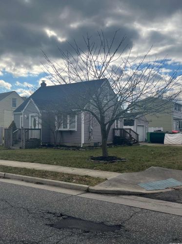 109 Strong Ave, Copiague, NY 11726-4820