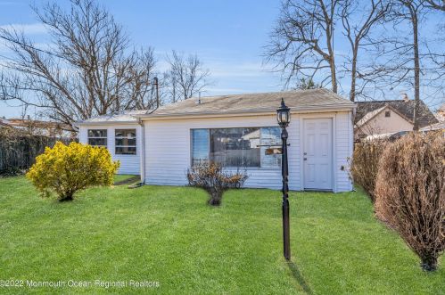 915 Tampa Rd, Lacey, NJ 08731-5233