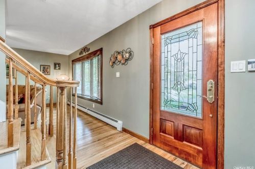 20 Coach Ln, San Remo, NY 11754-2811