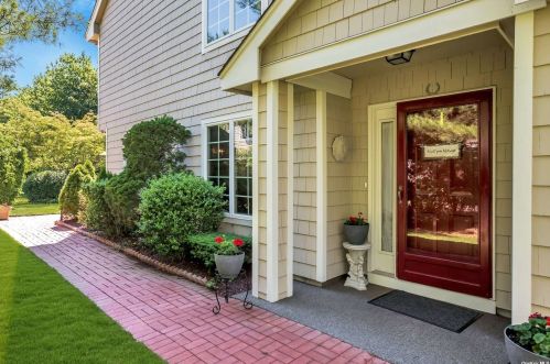 29 Cedar Ridge Ln, Bayshore, NY 11706-8850
