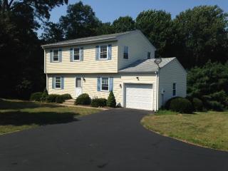 13 Paula Ln, Waterford, CT 06385-1521