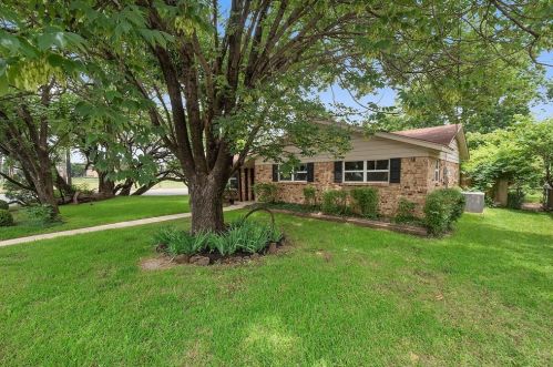 801 Windsor Dr, Denton, TX 76207-7726