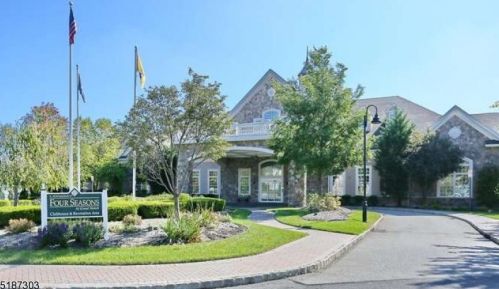 20 Garnet Dr, West Paterson, NJ 07424-4215